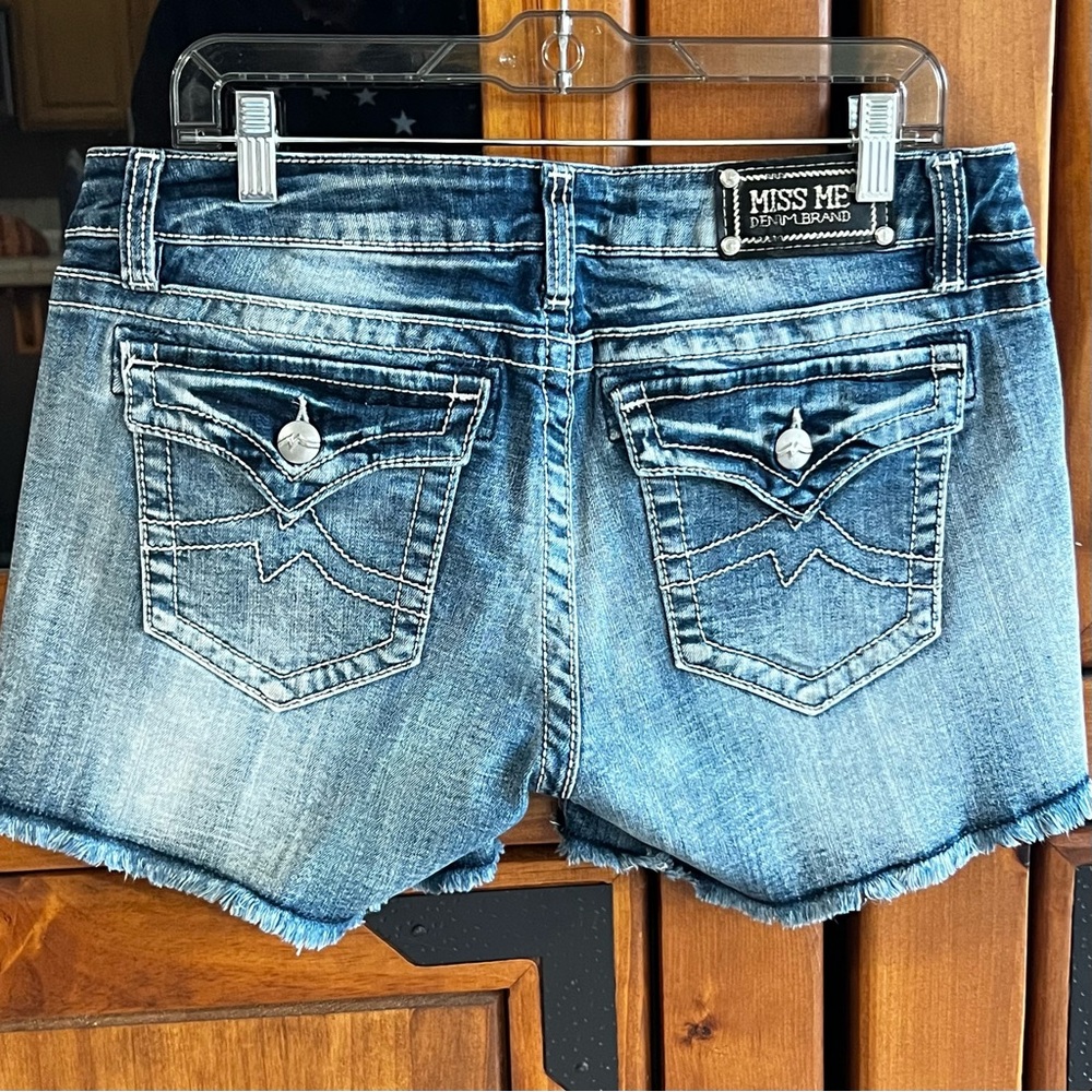 MISS ME DENIM BRAND: Distressed Signature Shorts - Picture 4 of 9